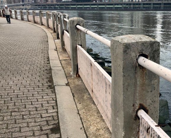 Repairs Under Pressure: Roosevelt Island's North End Deadline Rusted and cracked seawall railings.